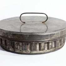 Tin bundt pan with lid - Side, closed